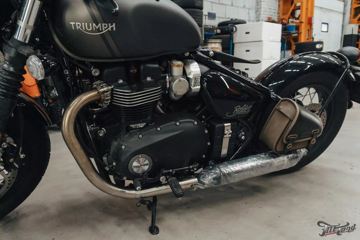 Поработали над выхлопной системой Triumph Bonneville Bobber 1200 и перешили на него сиденье